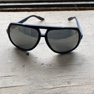 Gucci sunglasses in good condition no scratches on lens comes with case